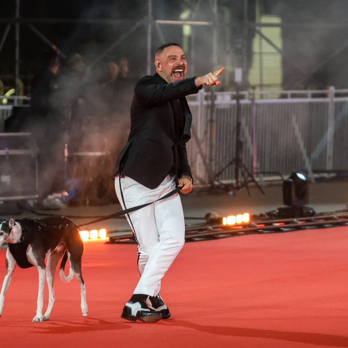 José Antonio Neme inicia la Gala de Viña junto a su perro “Ramoncito”: dio un mensaje contra las carreras de galgos