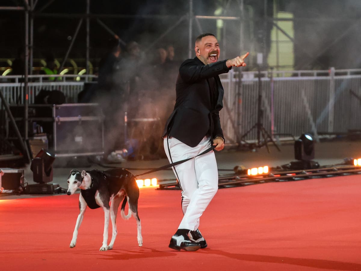 José Antonio Neme inicia la Gala de Viña junto a su perro “Ramoncito”: dio un mensaje contra las carreras de galgos