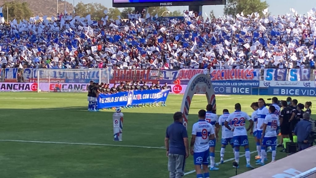 La barra no respetó: El emotivo minuto de silencio que brindaron los hinchas de la UC a Leonel Sánchez