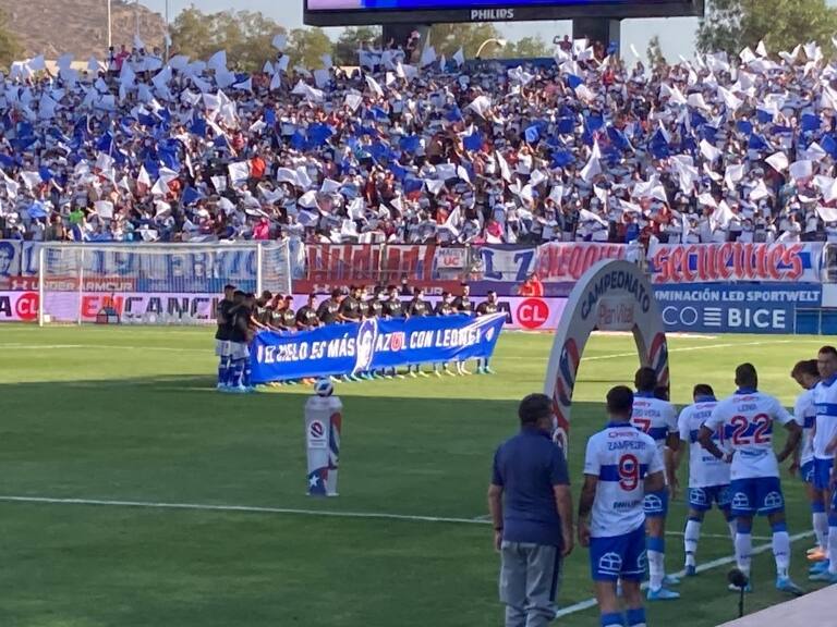 La barra no respetó: El emotivo minuto de silencio que brindaron los hinchas de la UC a Leonel Sánchez