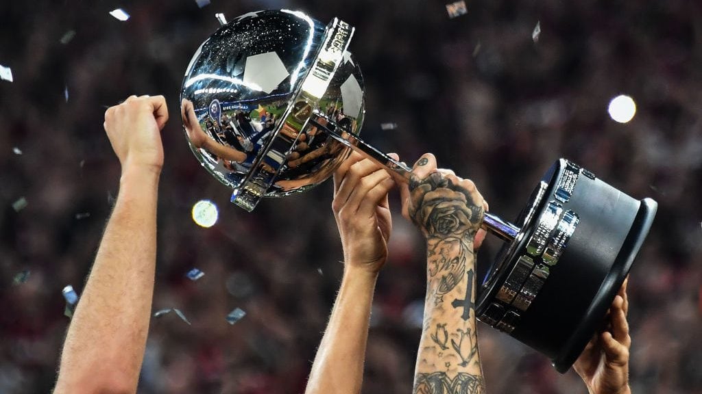 TOPSHOT - Brazil's Atletico Paranaense's players celebrate with the trophy after winning over Colombia's Junior during the 2018 Copa Sudamericana second leg final football match at the Arena da Baixada stadium in Curitiba, Brazil, on December 12, 2018. (Photo by NELSON ALMEIDA / AFP) (Photo credit should read NELSON ALMEIDA/AFP via Getty Images)