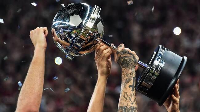 TOPSHOT - Brazil's Atletico Paranaense's players celebrate with the trophy after winning over Colombia's Junior during the 2018 Copa Sudamericana second leg final football match at the Arena da Baixada stadium in Curitiba, Brazil, on December 12, 2018. (Photo by NELSON ALMEIDA / AFP) (Photo credit should read NELSON ALMEIDA/AFP via Getty Images)