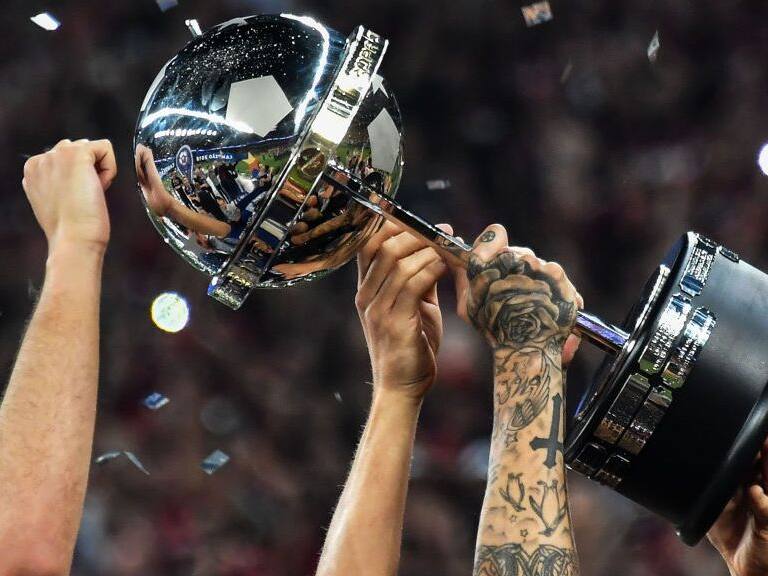 TOPSHOT - Brazil's Atletico Paranaense's players celebrate with the trophy after winning over Colombia's Junior during the 2018 Copa Sudamericana second leg final football match at the Arena da Baixada stadium in Curitiba, Brazil, on December 12, 2018. (Photo by NELSON ALMEIDA / AFP) (Photo credit should read NELSON ALMEIDA/AFP via Getty Images)