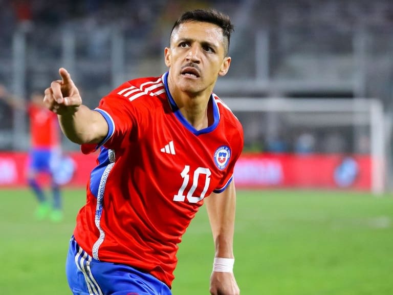 Alexis Sánchez estiró su diferencia como goleador histórico de La Roja y superó los 50 goles