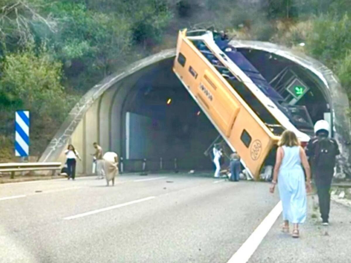 Quedó incrustado en el techo de un túnel: accidente de bus que transportaba trabajadores deja 47 heridos en España