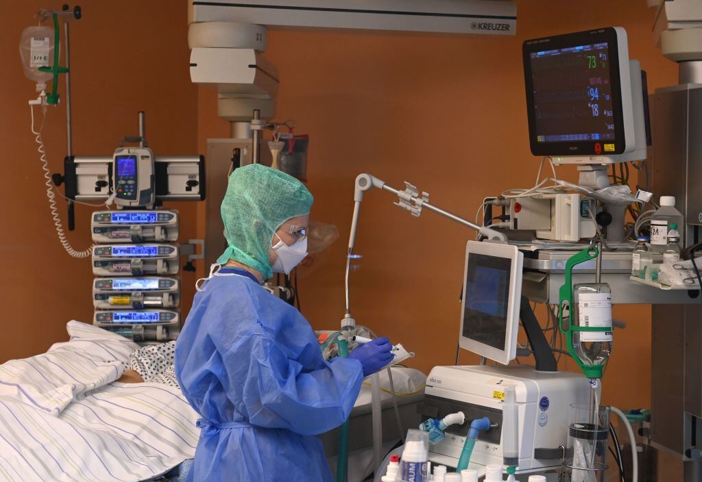 Trabajadora de la salud cuida a paciente del Covid-19 en hospital de Múnich