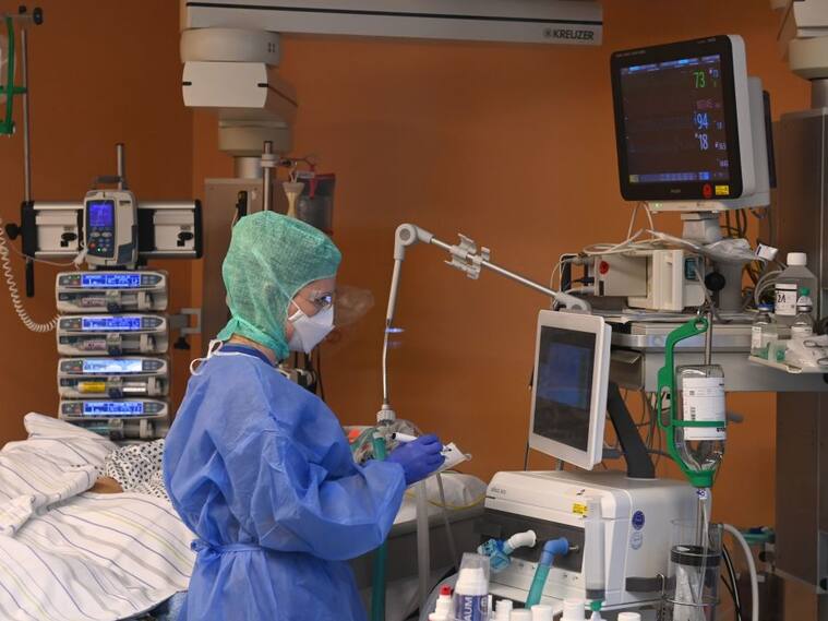 Trabajadora de la salud cuida a paciente del Covid-19 en hospital de Múnich