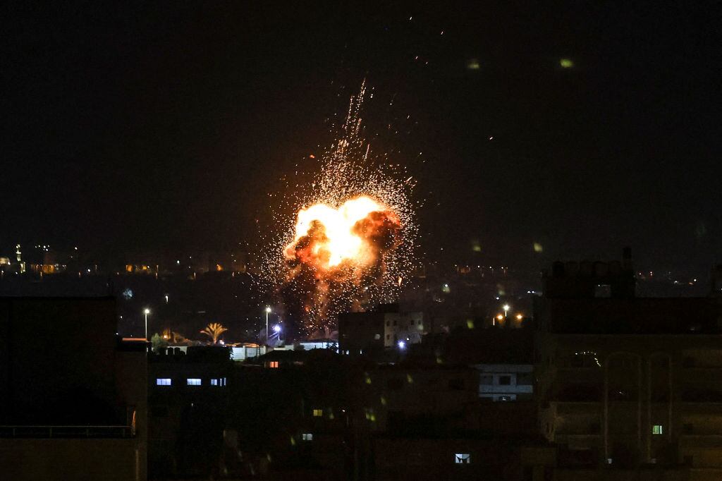 Edificio en Gaza se incendia tras el impacto de un misil de Israel