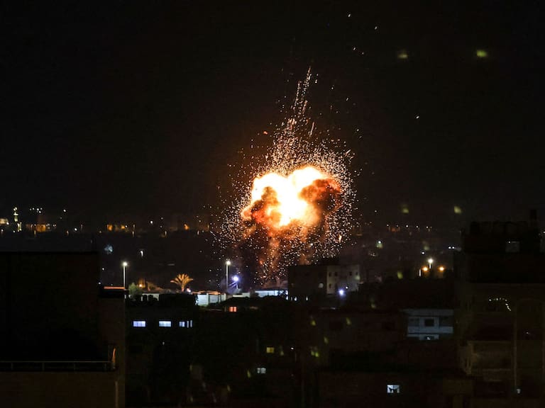 Edificio en Gaza se incendia tras el impacto de un misil de Israel