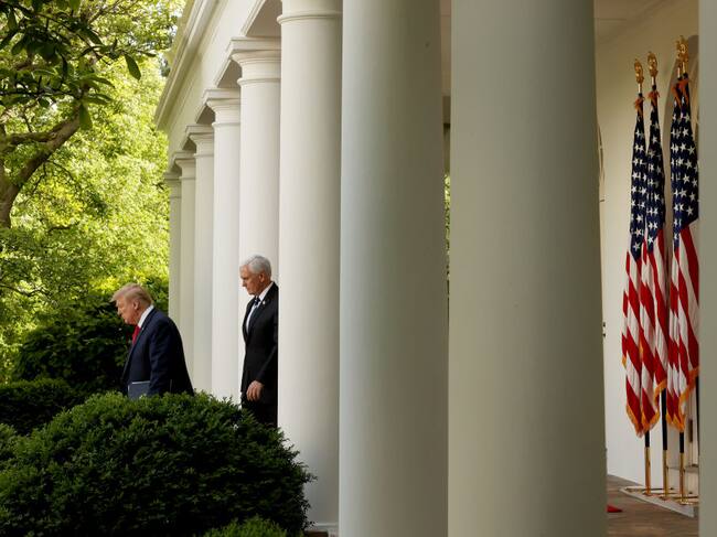 Donald Trump camina por la Casa Blanca