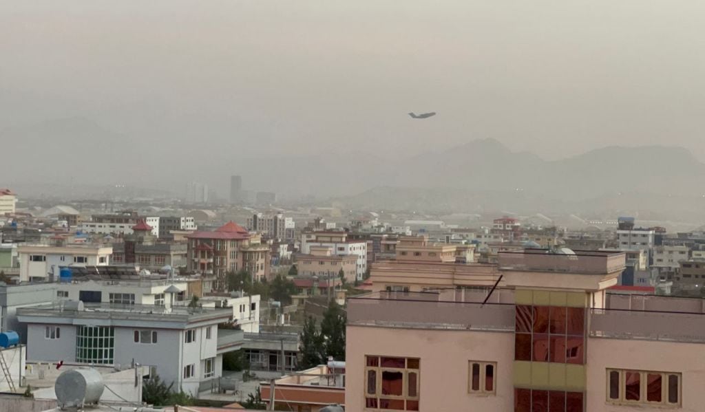 Avión con evacuados deja el aeropuerto Hamid Karzai de Kabul