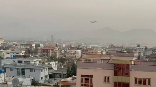 Avión con evacuados deja el aeropuerto Hamid Karzai de Kabul