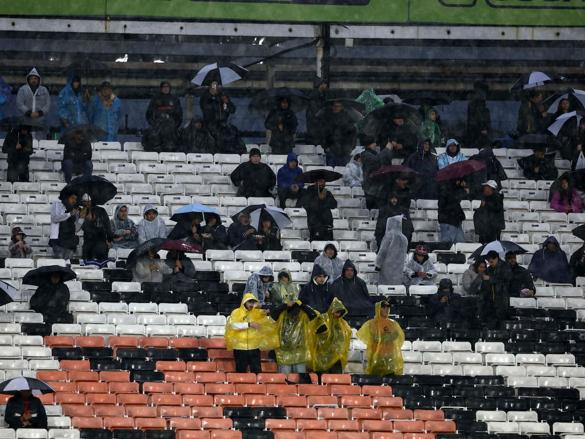 “¿Quién autorizó el partido?”: Hinchas reclaman por “la piscina” del Estadio Monumental para el duelo de Colo Colo