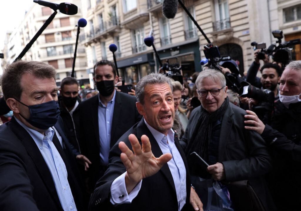 Expresidente de Francia Nicolas Sarkozy junto a seguidores en París