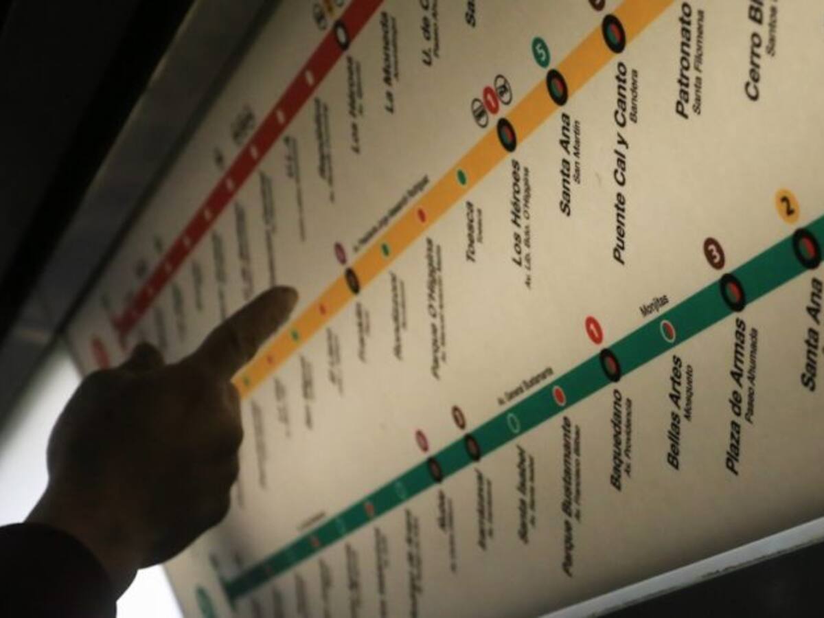 Metro de Santiago informa cierre de estación Santa Ana por filtración de agua