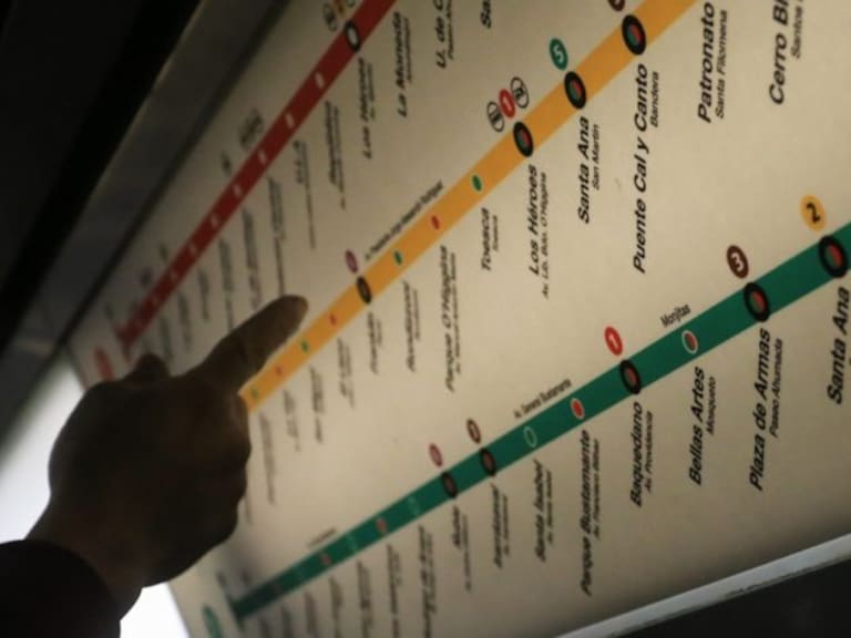 Metro de Santiago informa cierre de estación Santa Ana por filtración de agua