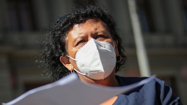 15 de noviembre del 2021/SANTIAGOLa presidenta de la Agrupación de Familiares de Detenidos Desaparecidos, candidata a diputada Lorena Pizarro, interpone un recurso de amparo en contra del candidato presidencial, José Antonio Kast, y realiza un punto de prensa en el frontis del Tribunal de Justicia, para exigir que se borre de su programa de gobierno una serie de propuestas por ser manifiestamente inconstitucionales, antidemocráticas y un peligro para la sociedad.
FOTO: SEBASTIAN BELTRAN GAETE/AGENCIAUNO