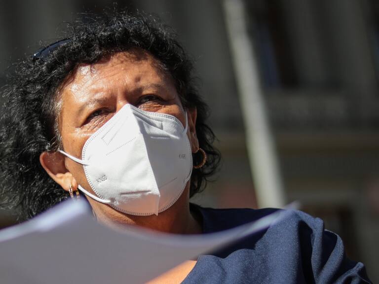 15 de noviembre del 2021/SANTIAGOLa presidenta de la Agrupación de Familiares de Detenidos Desaparecidos, candidata a diputada Lorena Pizarro, interpone un recurso de amparo en contra del candidato presidencial, José Antonio Kast, y realiza un punto de prensa en el frontis del Tribunal de Justicia, para exigir que se borre de su programa de gobierno una serie de propuestas por ser manifiestamente inconstitucionales, antidemocráticas y un peligro para la sociedad.
FOTO: SEBASTIAN BELTRAN GAETE/AGENCIAUNO