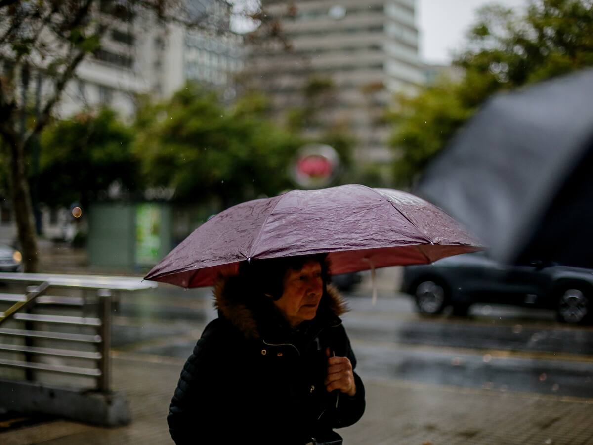 Lluvia en Chile: cuándo empieza a llover en Santiago, regiones con suspensión de clases confirmadas y cómo avanza el sistema frontal