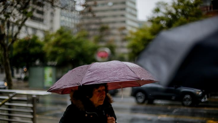 Lluvia en Chile: cuándo empieza a llover en Santiago, qué regiones tienen suspensión de clases y cómo avanza el sistema frontal