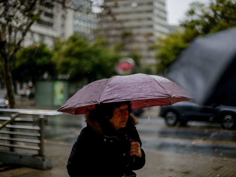 Lluvia en Chile: cuándo empieza a llover en Santiago, qué regiones tienen suspensión de clases y cómo avanza el sistema frontal