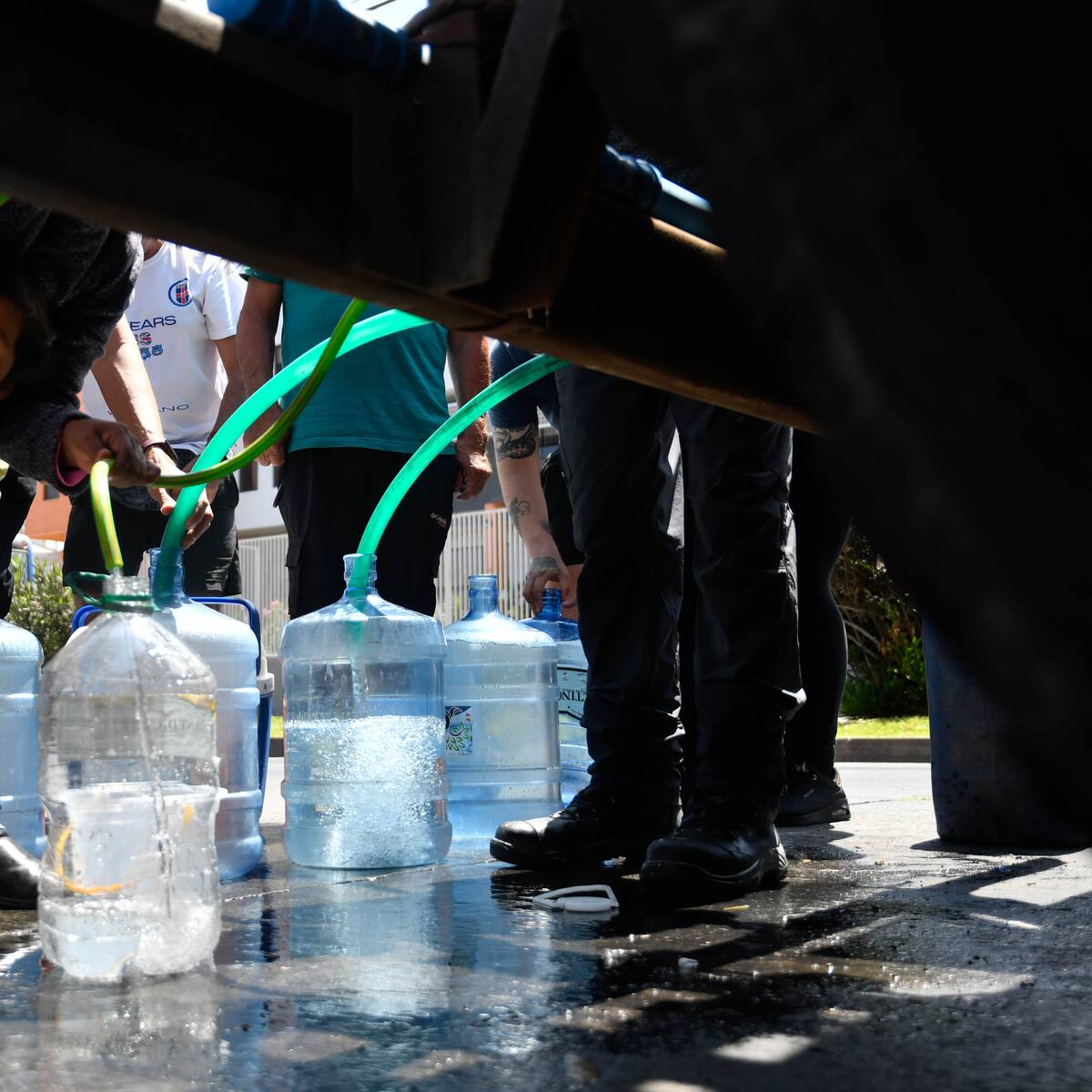 Aguas Andinas informó dónde están los puntos de abastecimiento por corte masivo de agua en Santiago