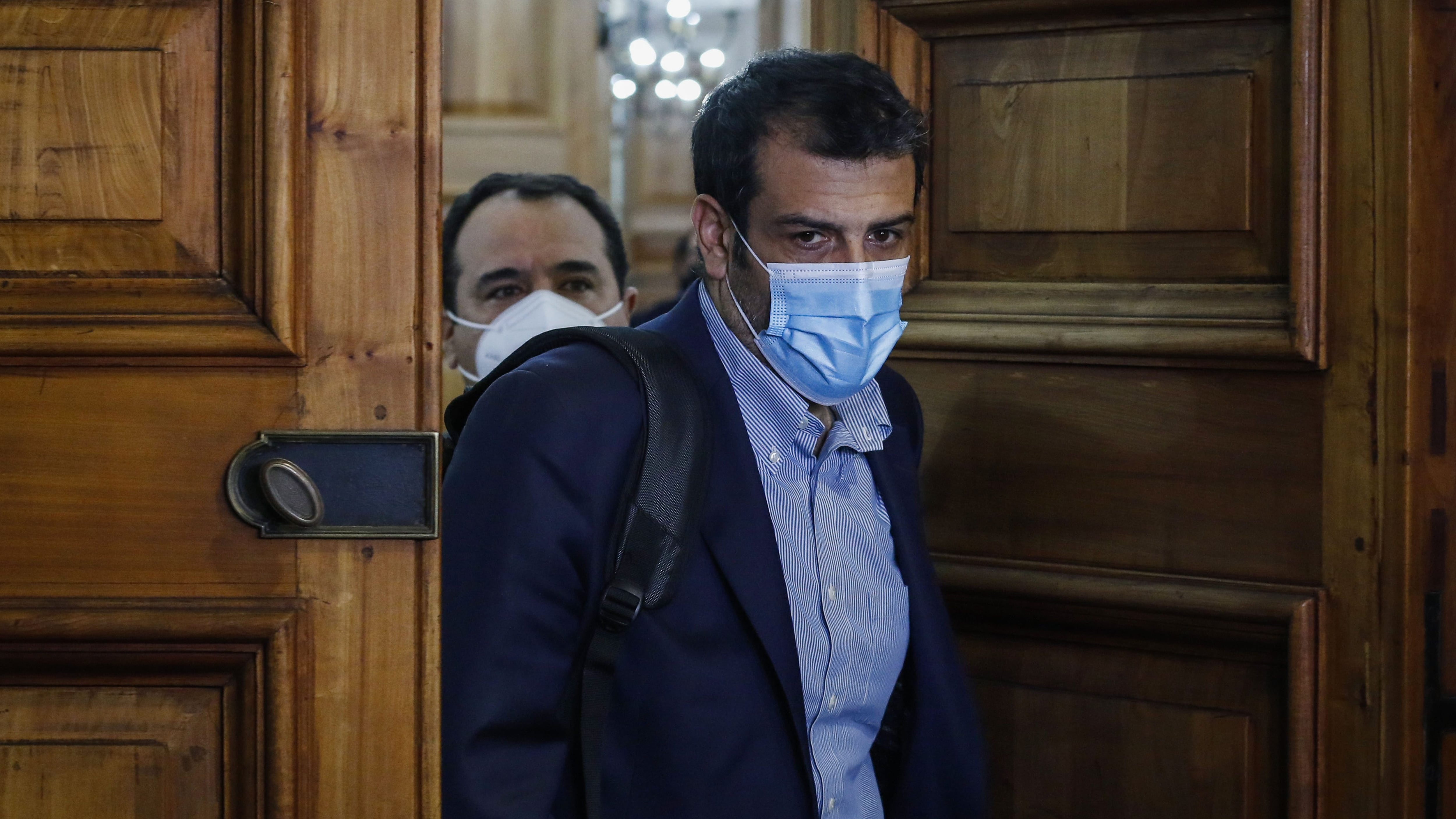 24 de mayo del 2021/SANTIAGOEl ministro del Interior, Rodrigo Delgado, se retira del Palacio de La Moneda, para dirigirse a la región de La Araucanía, tras el asesinato de un carabinero.
FOTO: SEBASTIAN BELTRAN GAETE/AGENCIAUNO