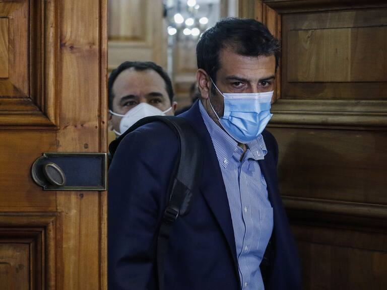 24 de mayo del 2021/SANTIAGOEl ministro del Interior, Rodrigo Delgado, se retira del Palacio de La Moneda, para dirigirse a la región de La Araucanía, tras el asesinato de un carabinero.
FOTO: SEBASTIAN BELTRAN GAETE/AGENCIAUNO