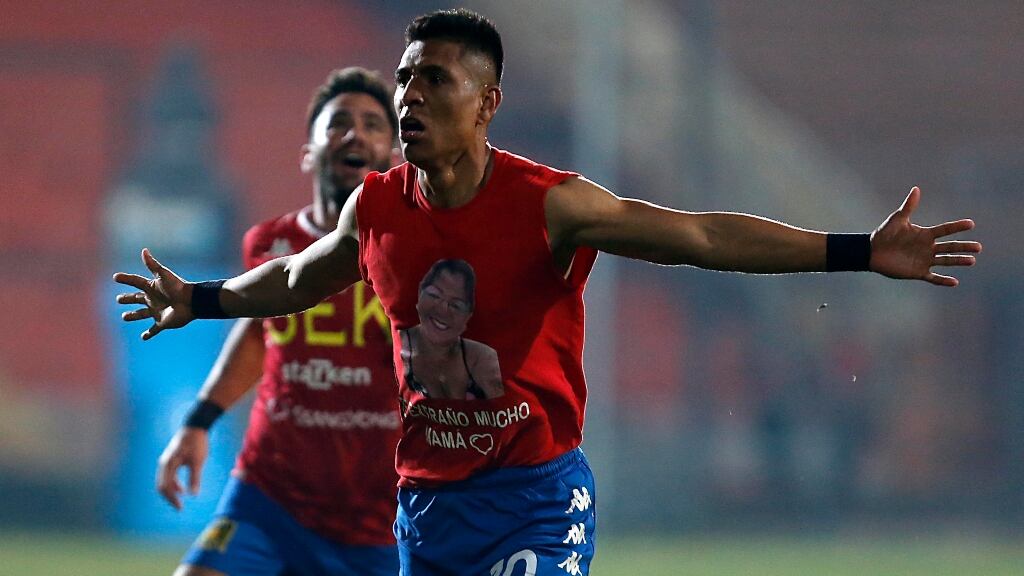 Denuncian a Paolo Hurtado por romper un notebook tras festejar su gol ante La Calera