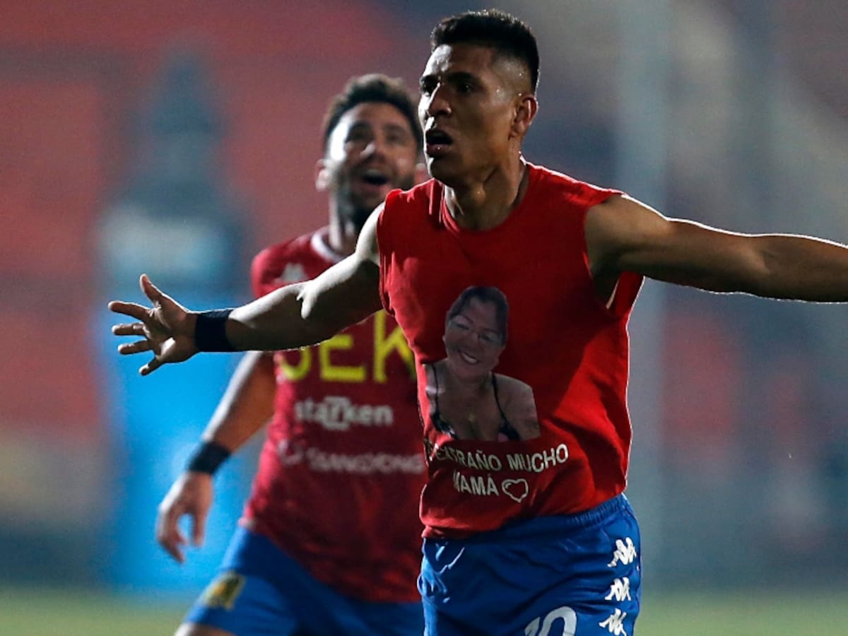 Denuncian a Paolo Hurtado por romper un notebook tras festejar su gol ante La Calera