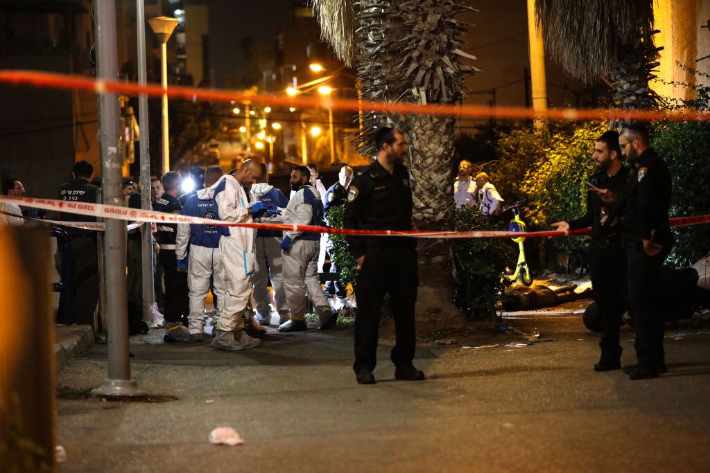 Equipos forenses analizan la zona del ataque que deja muertos en Israel