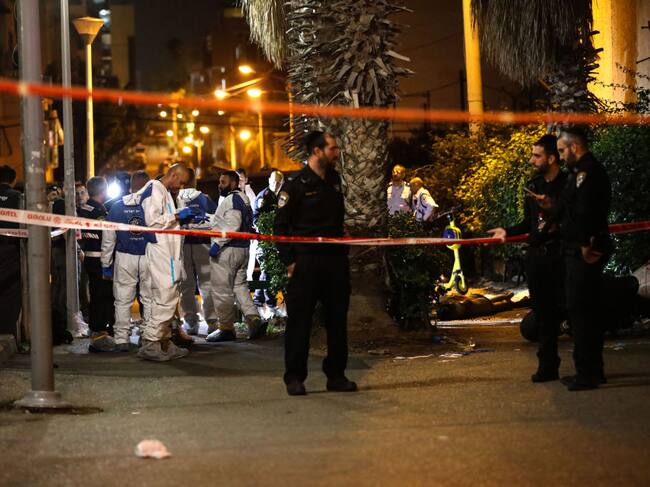 Equipos forenses analizan la zona del ataque que deja muertos en Israel