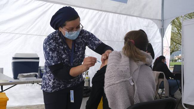 Ministro Paris y tercera dosis de vacuna covid: "En septiembre podríamos empezar a colocar el refuerzo"