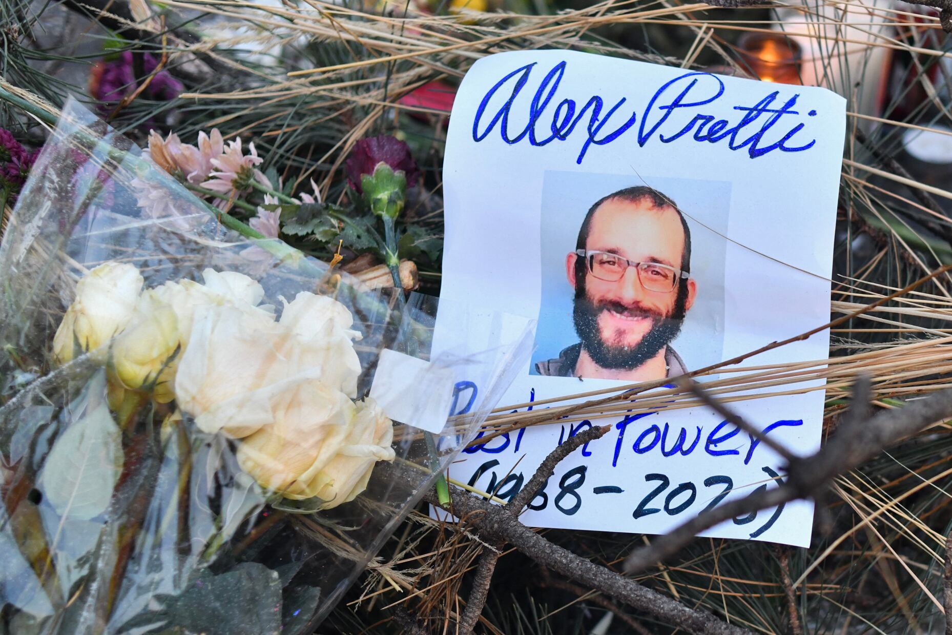 Flores son dejadas en un memorial improvisado en el área donde Alex Pretti fue asesinado a tiros en Minneapolis, Minnesota. (Foto por Octavio JONES / AFP vía Getty Images)
