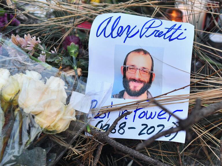 Flores son dejadas en un memorial improvisado en el área donde Alex Pretti fue asesinado a tiros en Minneapolis, Minnesota. (Foto por Octavio JONES / AFP vía Getty Images)