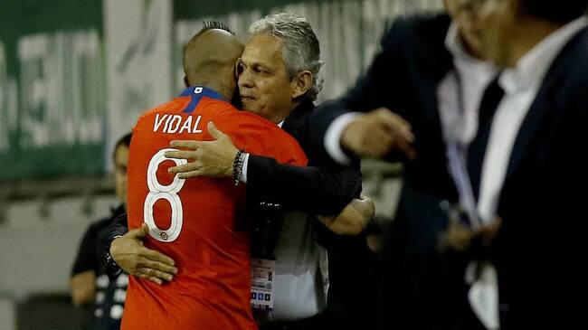 20 DE NOVIEMBRE DE 2018/TEMUCOArturo Vidal se abraza con Reinaldo Rueda tras anotar su gol, durante el partido amistoso entre las selecciones de Chile vs Honduras, disputado en el Estadio Germán Becker.
FOTO: LEONARDO RUBILAR CHANDIA/AGENCIAUNO