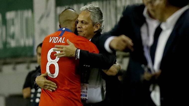 20 DE NOVIEMBRE DE 2018/TEMUCOArturo Vidal se abraza con Reinaldo Rueda tras anotar su gol, durante el partido amistoso entre las selecciones de Chile vs Honduras, disputado en el Estadio Germán Becker.
FOTO: LEONARDO RUBILAR CHANDIA/AGENCIAUNO