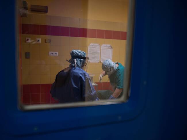 TURIN, ITALY - APRIL 21: Nurses change clothes in the uncontaminated area after working a shift at Maria Pia Hospital on April 21, 2020 in Turin, Italy. Italy is still in lockdown in an attempt to slow the spread of the coronavirus. (Photo by Stefano Guidi/Getty Images)