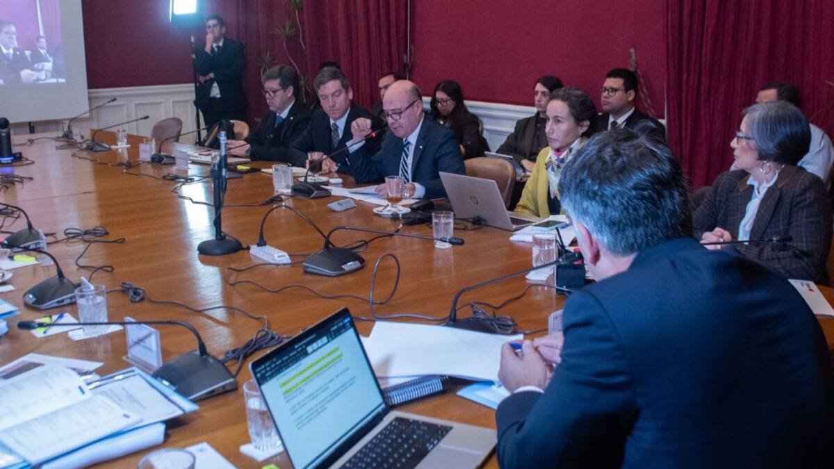 Megarreforma del Gobierno avanza al Senado: proyecto es aprobado en Comisión de Hacienda
