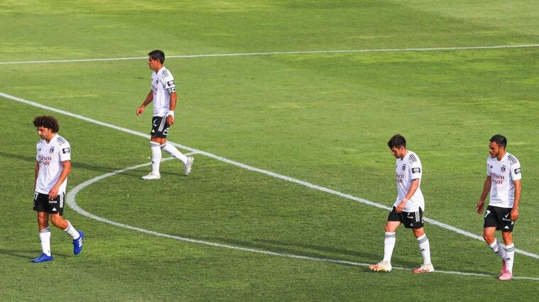 31 DE ENERO DE 2021/SANTIAGOEl jugador Jeisson Vargas marca de remate el uno a cero frente a Colo Colo, jugadores de Colo Colo se lamentan, durante el partido valido por vigsima sexta fecha del Campeonato Nacional AFP PlanVital 2020, entre Colo Colo y Unin La Calera, disputado en el Estadio Monumental.
FOTO: SEBASTIAN ORIA/AGENCIAUNO