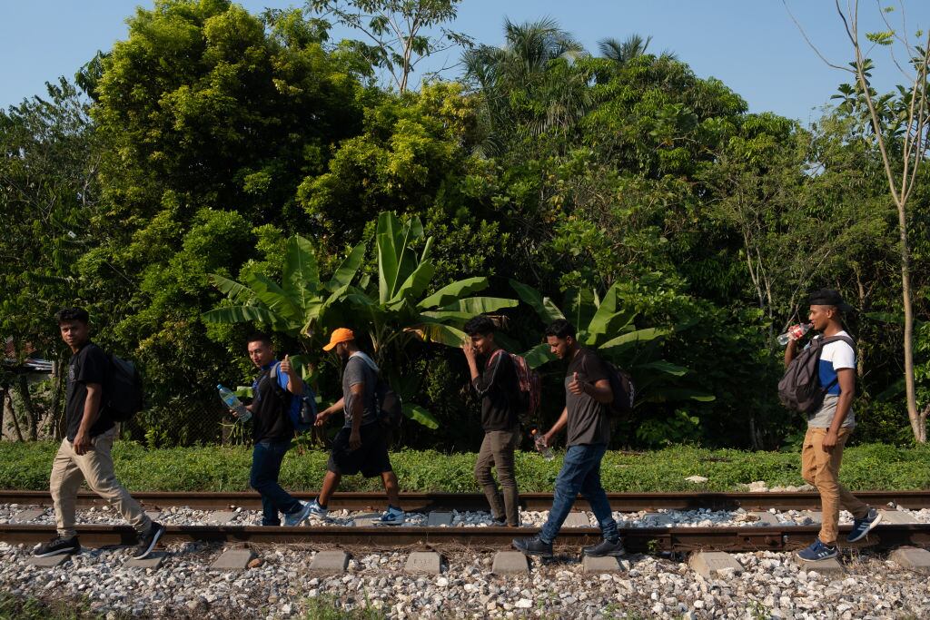 Migrantes caminan buscando llegar a EEUU