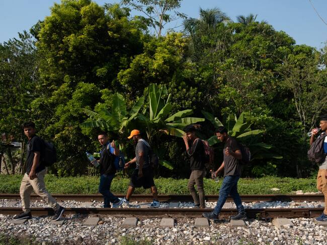 Migrantes caminan buscando llegar a EEUU