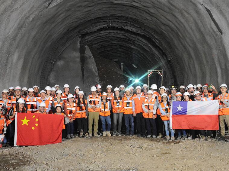 05 DE MARZO DEL 2024 / SANTIAGO
El ministro de Transportes y Telecomunicaciones, junto con el presidente del directorio de Metro de Santiago y el gerente general de la empresa; acompañados por el gobernador regional Metropolitano, y los alcaldes de las comunas beneficiadas con el proyecto, participan del hito constructivo del primer encuentro de túneles del trazado.
FOTO. VICTOR HUENANTE / AGENCIAUNO