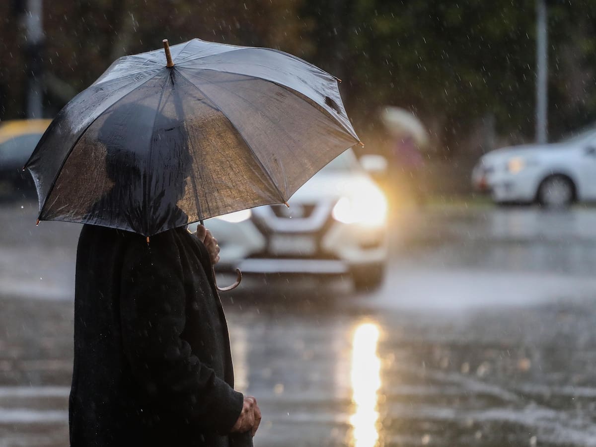 Sistema frontal llega a Santiago: lluvias se extenderían por 5 días y caerían hasta 30 mm