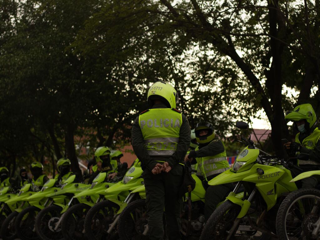 Los policías se preparan para la custodia y seguridad de las calles en Colombia