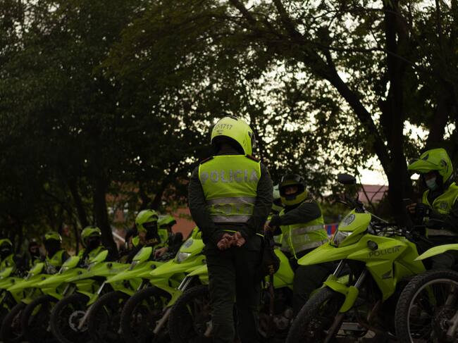 Los policías se preparan para la custodia y seguridad de las calles en Colombia