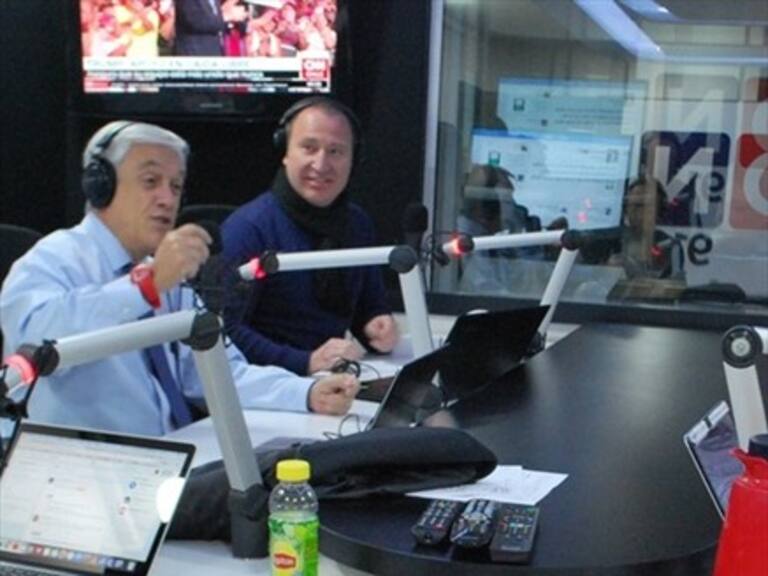 Piñera apareció repentinamente en ADN y entregó detalles inéditos del incómodo saludo con Bielsa