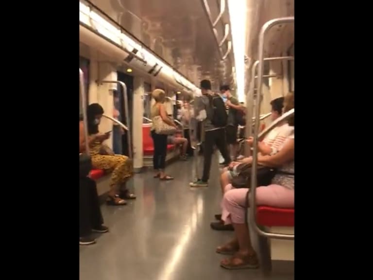 Pasajera del Metro de Santiago fue agredida por cantante tras solicitarle el uso de mascarilla en el vagón