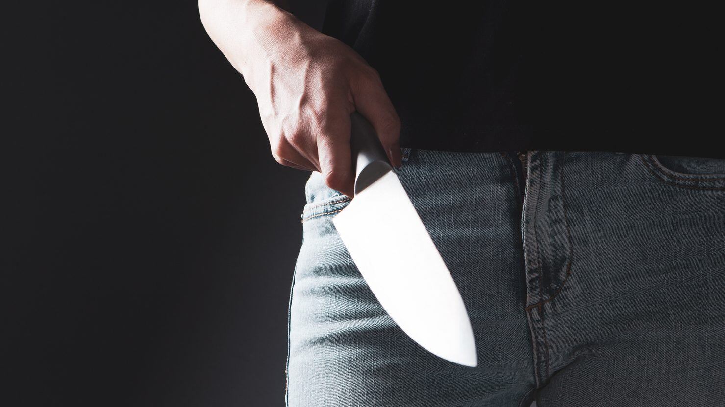woman attacks with kitchen knife