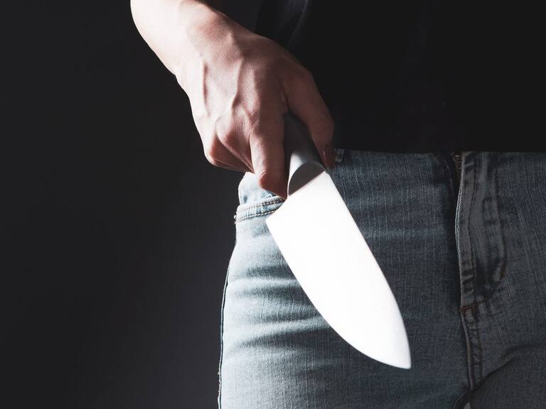 woman attacks with kitchen knife